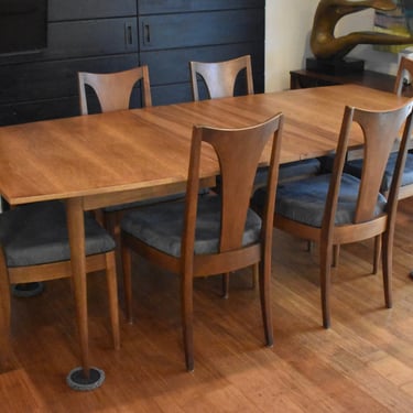 Newly-restored Broyhill Brasilia/Sculptra extendable dining set (table, six chairs) 