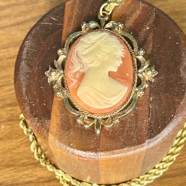 Vintage Cameo Necklace Pendant Gold Tone Retro Estate Jewelry Pink Ivory Resin 