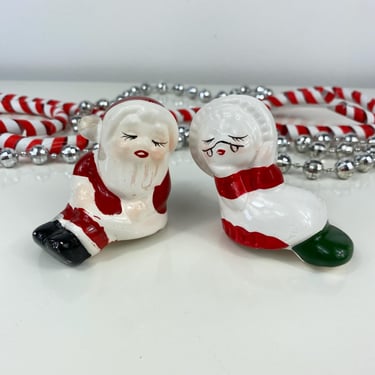 Kissing Mr. & Mrs. Claus vintage salt and pepper shakers, Everyone needs a Christmas kiss, Bench Sitters, Kissing Santas Holiday (No Bench) 