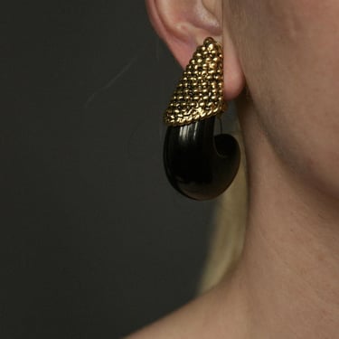 3007a / black oversized sculptural horn earrings 