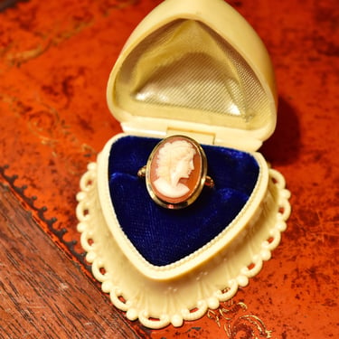 Vintage 14K Gold Cameo Ring, Classic Relief Ladies Cameo Shell Carving, Elegant 585 Ring, Size 8 1/2 US 