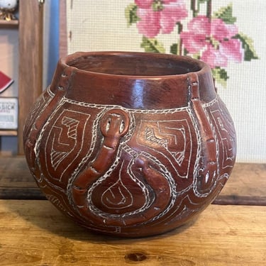 Free shipping within continental US - Vintage Brazilian Amazonian handmade etched pottery Vase 