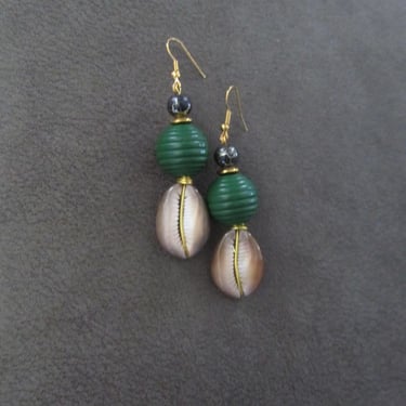 Cowrie shell and wooden earrings, green 