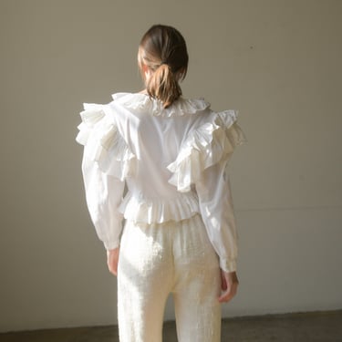 6931t / white cotton embroidered ruffle blouse 