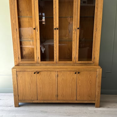 Bernhardt Vintage Oak China Cabinet / Hutch / Display Cabinet / Buffet