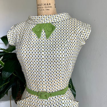 Super Cute 1950s Small Pattern Wiggle Dress With Green Details 36 Bust Vintage 
