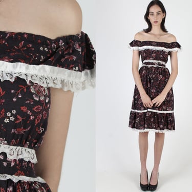 Vintage Off The Shoulder Dress / 70s Black Wildflower Floral Dress / Vintage 70s Wild Flower Dress / Dark Tiered Skirt Peasant Mini Dress 
