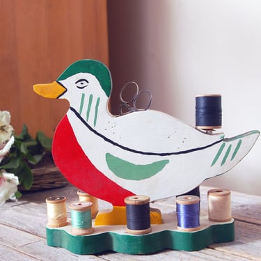 Vintage sewing caddy / vintage duck thread caddy / painted wood folk art thread holder / sewing organizer / vintage sewing collectable 