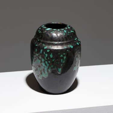 VASE VERT ET NOIR MÉTALLISÉ, POTERIE ÉMAILLÉE, CAB, 1930S