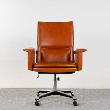 Danish Modern Leather Swivel Chair - (324-136) 