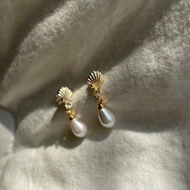 Beyond The sea. 14k Gold filled Shell Pearl Earrings. Shells