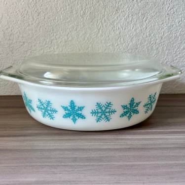Vintage 045 Vintage Pyrex oval turquoise pan snowflake on white,  2 1/2 Qt casserole dish 