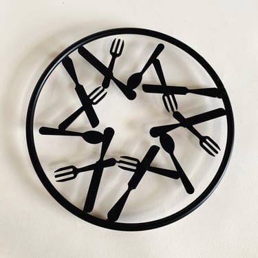 BLACK FLATWARE TRIVET 