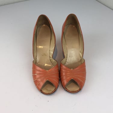 Rustic Moment - Vintage 1940s 1950s Muted Coral Rust Leather Pumps Heels - 6 1/2 