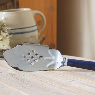 Vintage enamel spatula / blue enamelware cake cutter /  French enamel spatula /  country cottage farmhouse kitchen decor / vintage utensils 