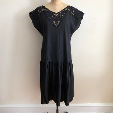 Short-Sleeved Black Cotton Dress with Lace Yoke and Dropped Waist - 1980s 