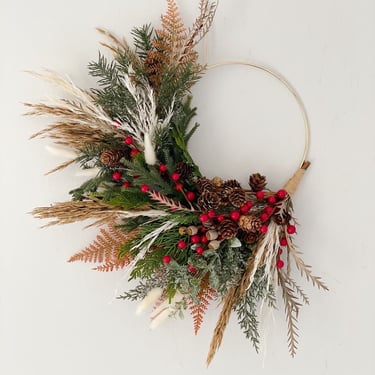 Cozy Minimalist Hoop Wreath with Warm Earthy Tones and Red Berries, Caramel Fern, Sparkly Copper Pinecones and Preserved Grevillea 