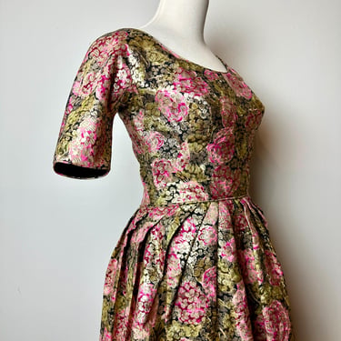 1950’s 60’s Vintage~ Beautiful floral gold brocade dress~ fit & flare cocktail dress~ structured shiny wiggle~ size Small 