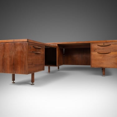 Mid Century Modern Executive Desk with Return in Walnut by Jens Risom, USA, c. 1960s 