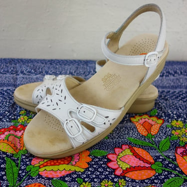 Vintage white leather sandals size 8.5 N, 70s 80s 90s style SAS hippie shoes with flat platform wedge for comfortable bohemian style 