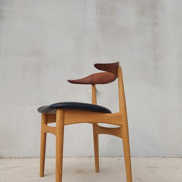 Cow Horn Chair / Designer Chair / Danish Furniture Design / White Oiled Solid Oak and Walnut / Black Prescott  Leather / Knud Færch / 1969's 