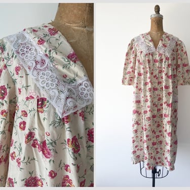Vintage ‘80s rose floral print house coat | cotton snap front dress with lace collar, M/L 