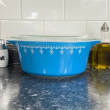 Pyrex Snowflake Blue Garland Round Casserole 475 w/Lid |  2 1/2 QT Vintage Pyrex Dish | Snowflake White on Blue | Snowflake Drops | Swag 
