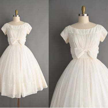 vintage 1950s Dress | Vintage Beautiful Ivory White Tea Cup Full Skirt Wedding Dress | Small 