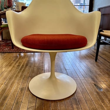 Eero Saarinen for KNOLL Tulip Swivel Arm Chair – 1960s Label