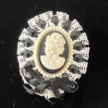 Womens Vintage Black & Cream Victorian Style Cameo Brooch Pin 