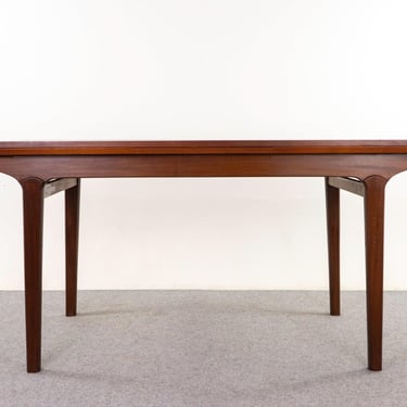 Teak Dining Table by Johannes Andersen - (321-030) 