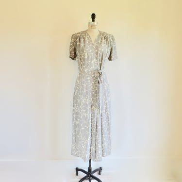 Vintage 1940's Gray and Creme Floral Rayon Print Midi Wrap Day Dress Housedress Robe 40's Loungewear Rockabilly WW2 era Size Medium 