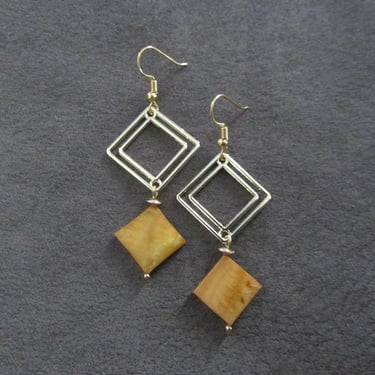 Brown mother of pearl shell and gold earrings 