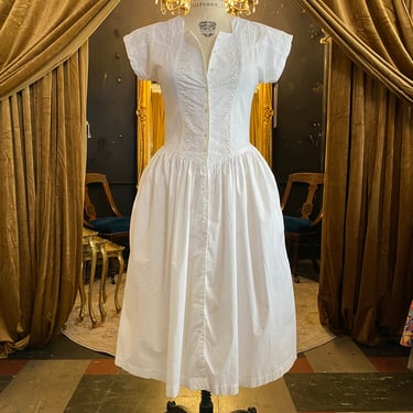 1980s eyelet dress, white cotton, cottagecore, vintage dress, full skirt, cap sleeves, summer dress, medium, 1950s style, button front, 28 