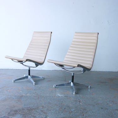 Pair of swiveling 1960s Herman Miller Eames Aluminum Group swivel Lounge Chairs 