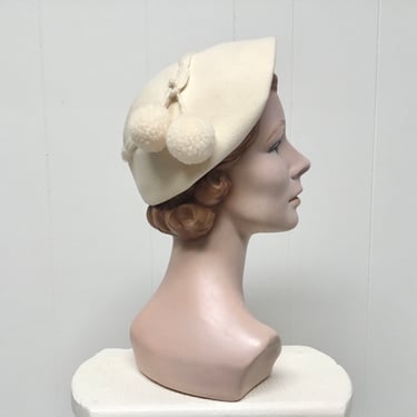 Vintage 1950s Ivory Clamshell Hat, Off-White Wool Felt Cloche, Mid-Century Gardenia Bonnet, 50s Accessories Merrimac Hat Corp, One Size 