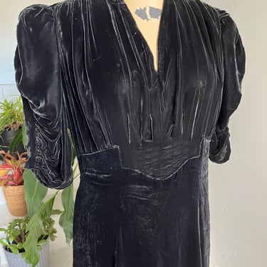 1940s Black Velvet Gown Ruched Sleeves 44 Bust Vintage Voluptuous Size 