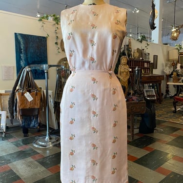 1950s sheath, vintage 50s dress, peach silk, embroidered flowers, mrs maisel style, classic 50s fashion, Delann's Dallas, wiggle mid century 