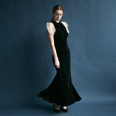 3285d / 1930s black silk velvet lace shoulder dress 