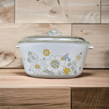 2.5 Qt. Vintage CorningWare casserole dish with Pyrex lid. Floral Bouquet pattern for mod kitchen 