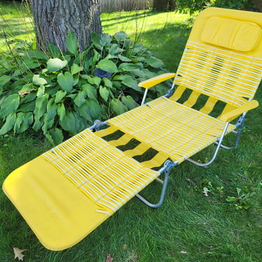 Vintage Tube Yellow and White Plastic Straw Folding Garden/Lawn Lounge Chair 