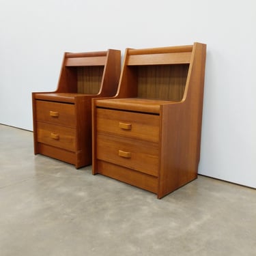 Pair of Vintage Mid Century Modern Teak Nightstands 