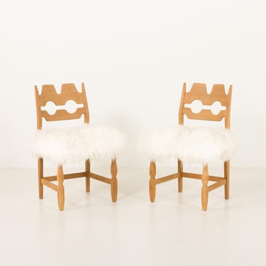 Pair of Oak Razor Blade chair in natural sheepskin by Henning Kjaernulf, 1960s. Set of 2. 