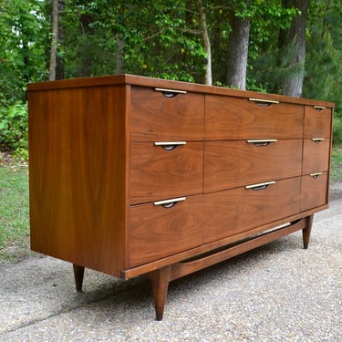 Mid Century Modern Kent Coffey 'Tableau' nine drawer dresser 