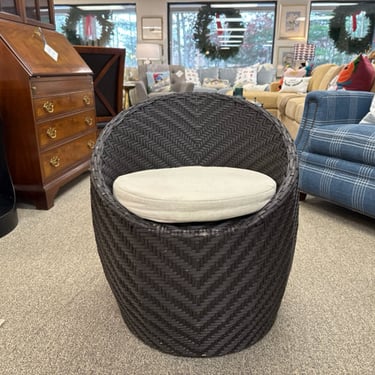 Outdoor Accent Chair in Resin Coated Wicker with Round Cushion