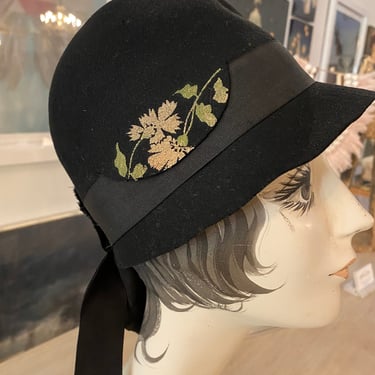 1920s cloche, black wool felt, embroidered, antique hat, embroidered, 21 inch, flapper style, vintage millinery, 20s accessories, Downton 