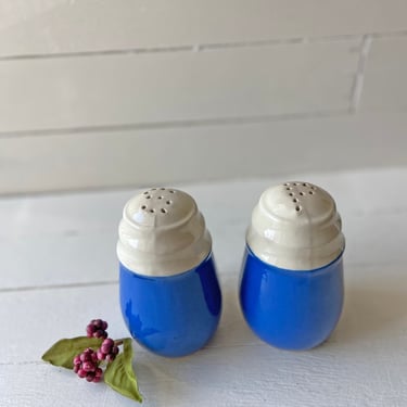 Vintage Universal Pottery Oxford Blue And Beige Salt And Pepper Shakers // Farmhouse, Rustic, Salt And Pepper Shakers // Perfect Gift 