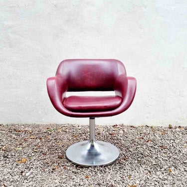 Mid Century Red Faux Leather Swivel Easy Chair / Vintage Office Chair / Egg Chair / Retro Chair / Living room Chairs / Retro Home / '70s 