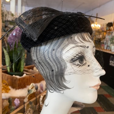 1950s black velvet ring hat, vintage millinery, hat with veil, horse hair trim, mid century fashion, mrs maisel style, 