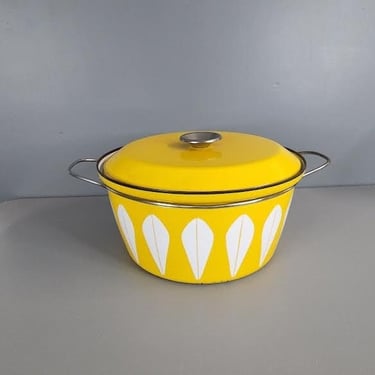 Cathrineholm Yellow and White Lotus Dutch Oven 